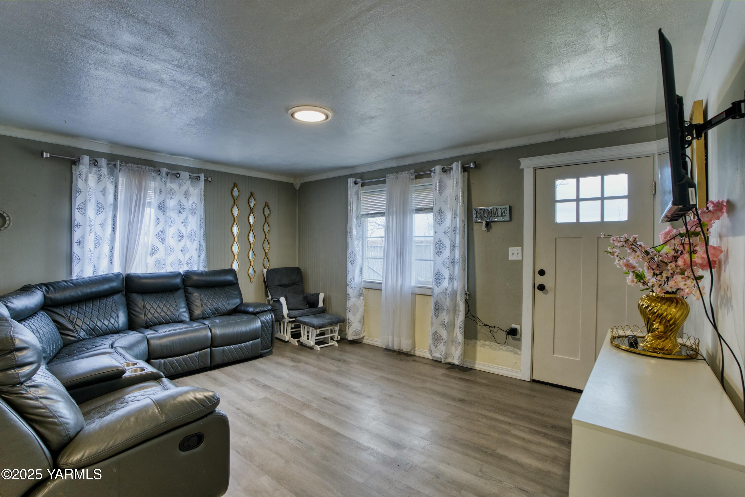 2691 Sheller Road Sunnyside, WA 98944 - Photo 6 of 28 a living room with furniture and a flat screen tv