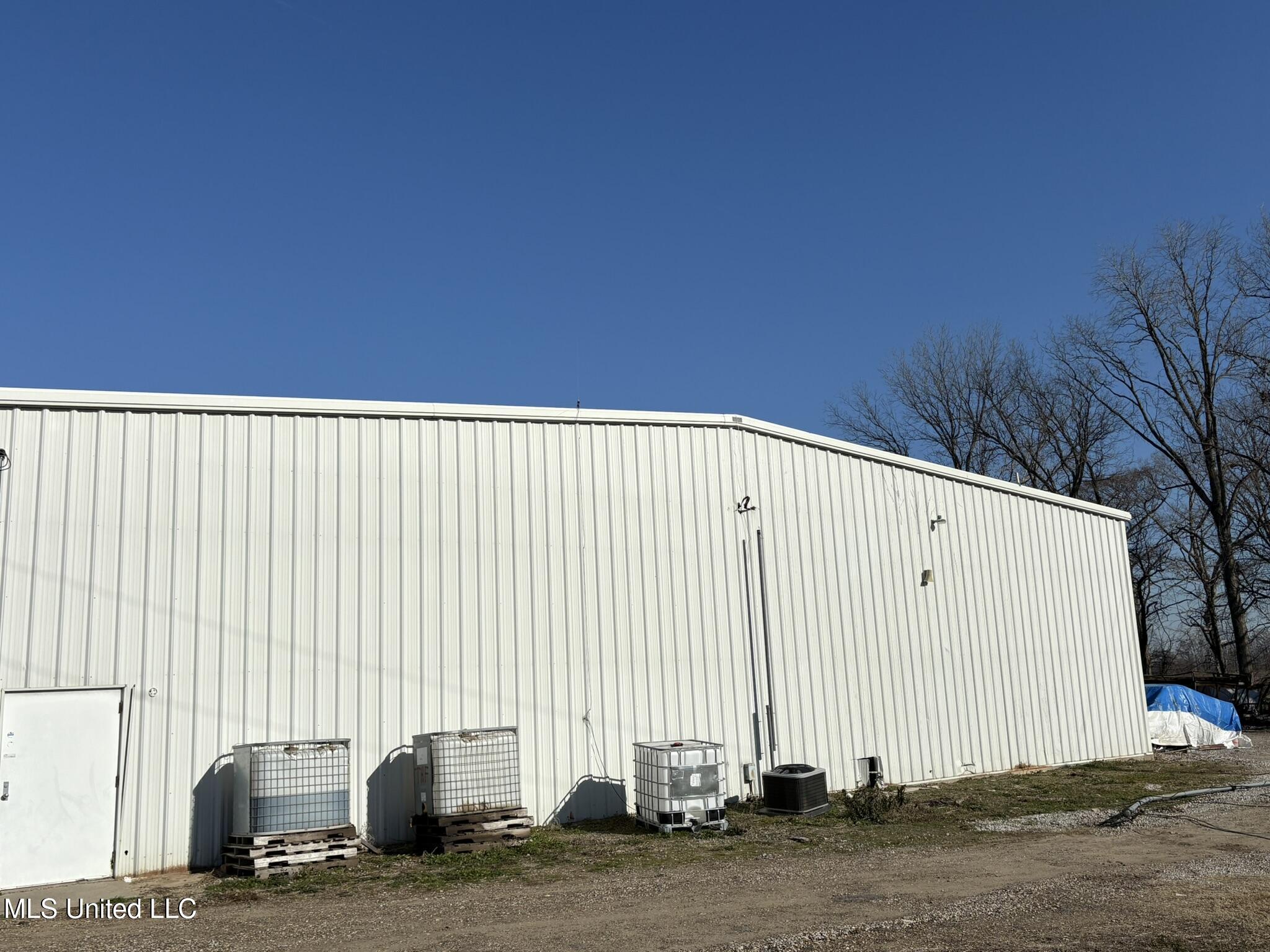 1006 Dry Bend Road Anguilla, MS 38721 - Photo 3 of 10 14.18 Hangar rear