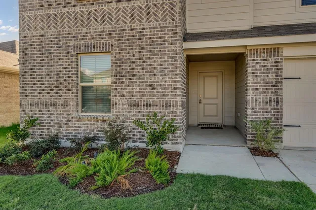 a view of house with backyard