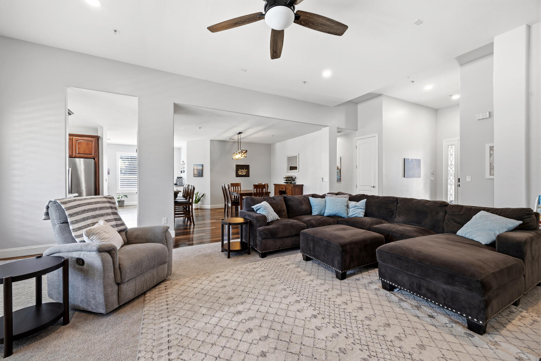 2208 West Benton Court Exeter, CA 93221 - Photo 11 of 84 11 - Livingroom (3)
