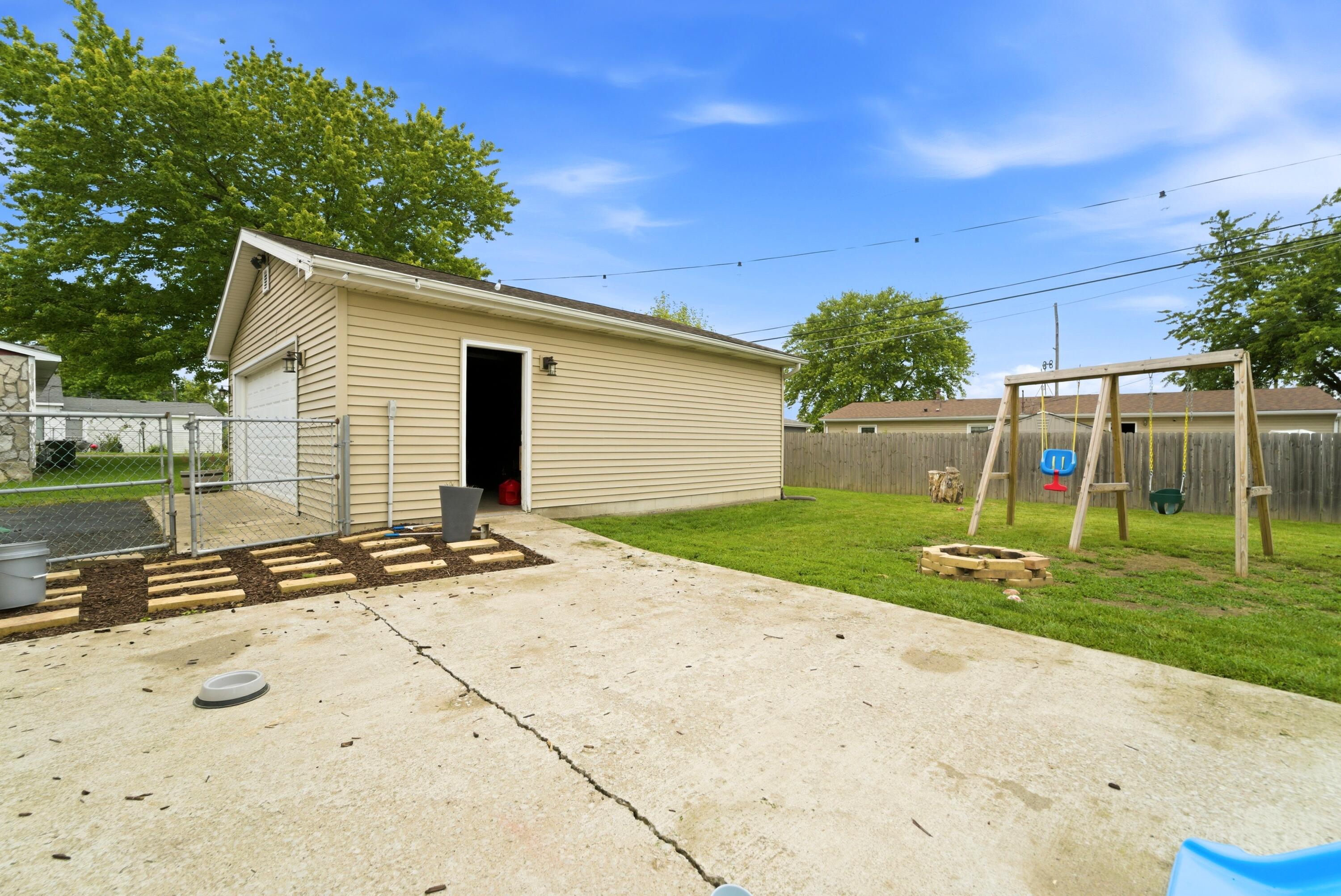 670 Newport Road Valparaiso, IN 46385 - Photo 4 of 23 3000x2005
