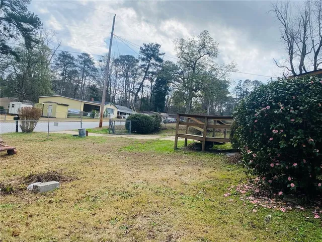 a view of a house with a yard