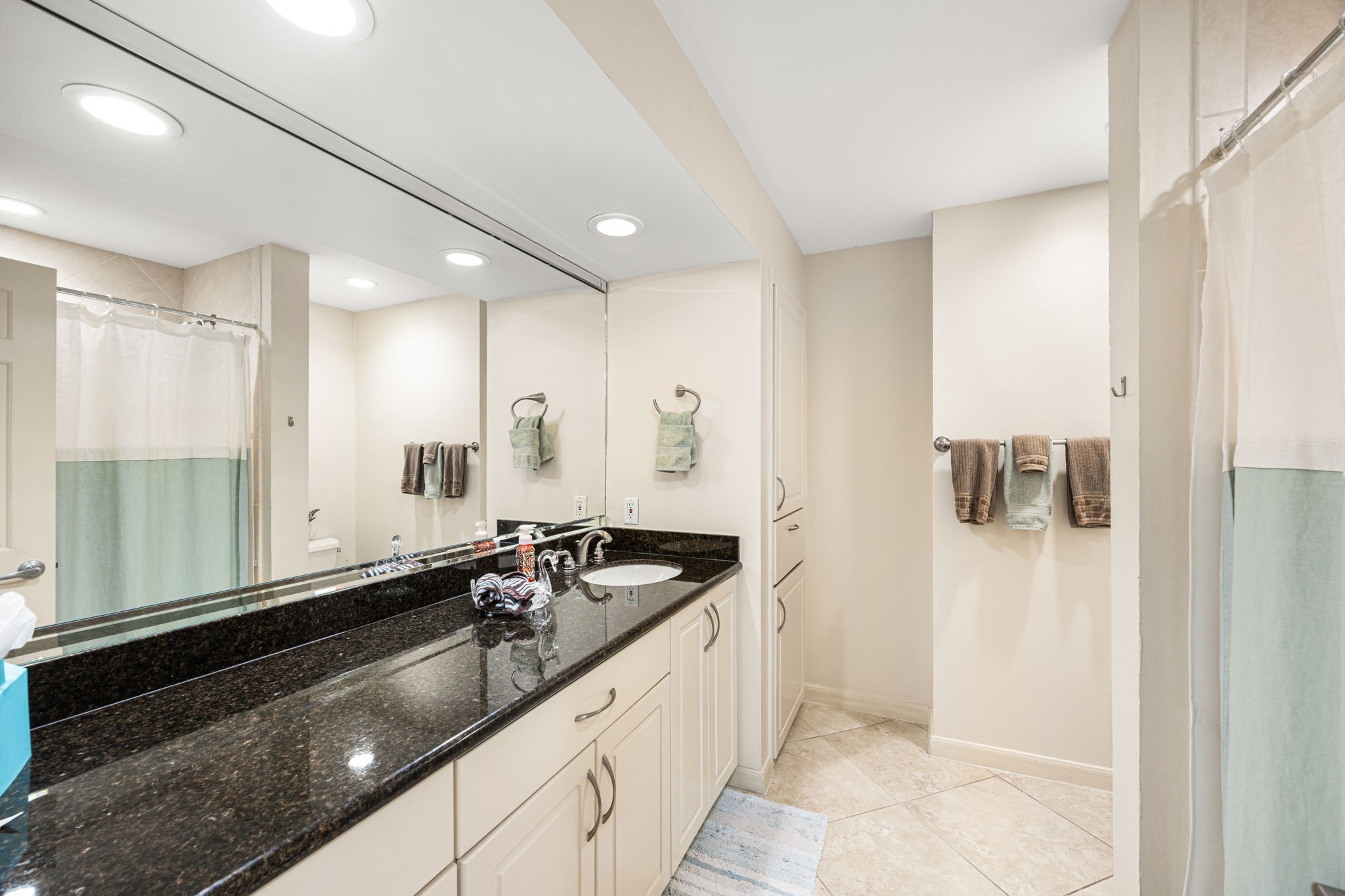 3350 McCue Road, Unit 2302 Houston, TX 77056 - Photo 18 of 35 Bathroom 2 - tub/shower combo, granite countertops with generous amounts of storage.