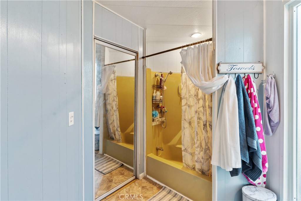 1000 Windy Pass, Unit 146 Barstow, CA 92311 - Photo 20 of 29 a bathroom with a shower and a tub