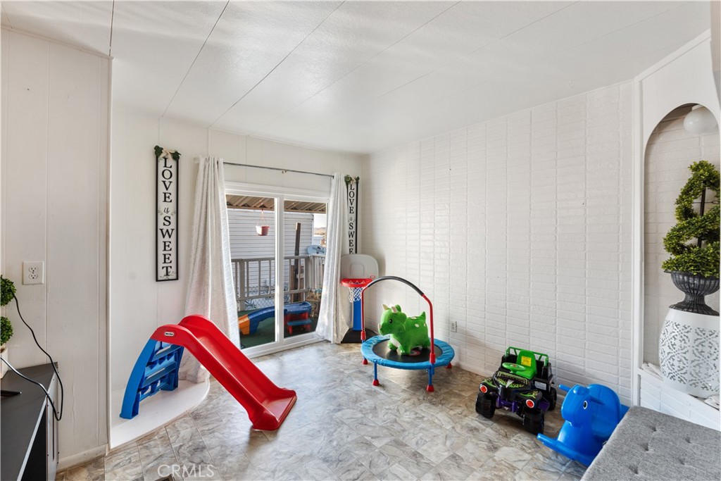 1000 Windy Pass, Unit 146 Barstow, CA 92311 - Photo 5 of 29 a living room with furniture