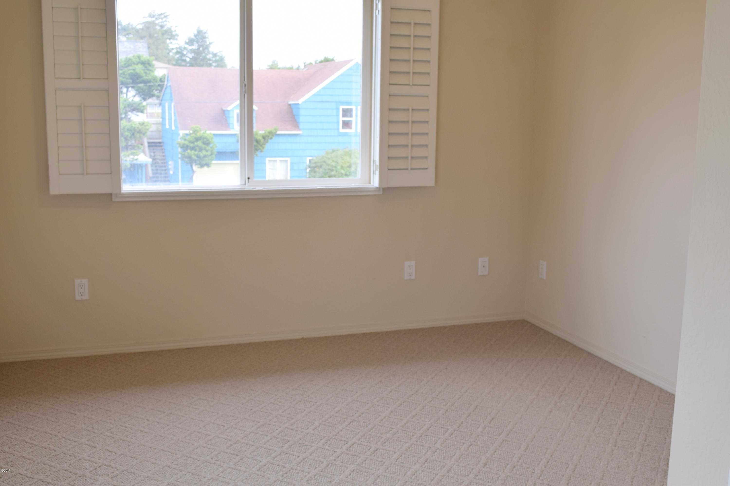 911 Southwest 12th Street Newport, OR 97365 - Photo 21 of 29 Bedroom 1