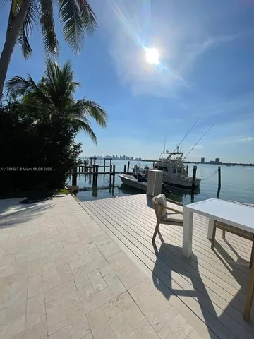 a view of entryway and kitchen