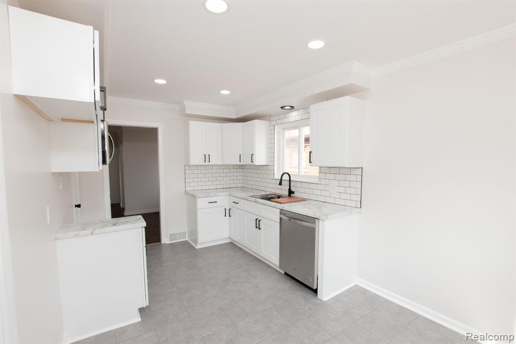 24684 Ridgecroft Avenue Eastpointe, MI 48021 - Photo 13 of 62