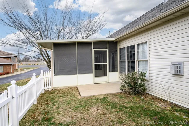 $259,900 | 2102 Pickwick Drive, New Albany, IN 47150