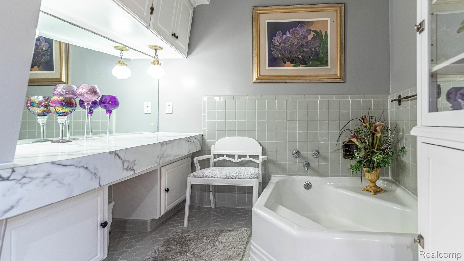 27216 Howell Road Redford, MI 48239 - Photo 21 of 37 Glamour bath with soaking tub!