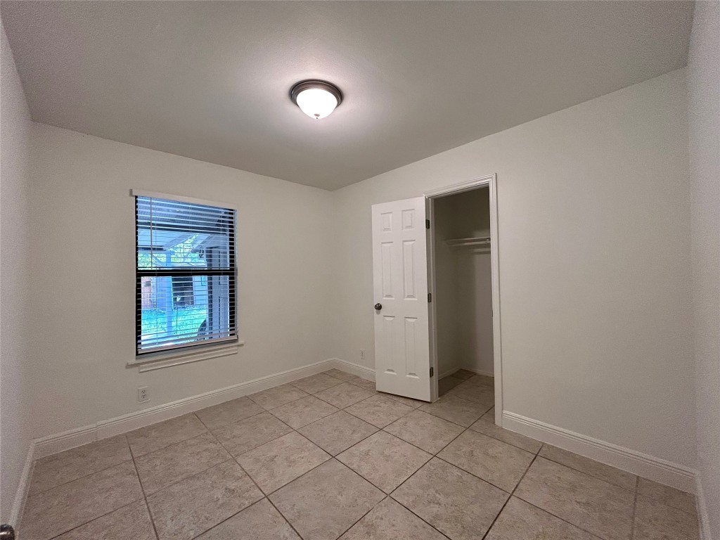6200 Palm Circle Austin, TX 78741 - Photo 11 of 18 an empty room with windows and closet