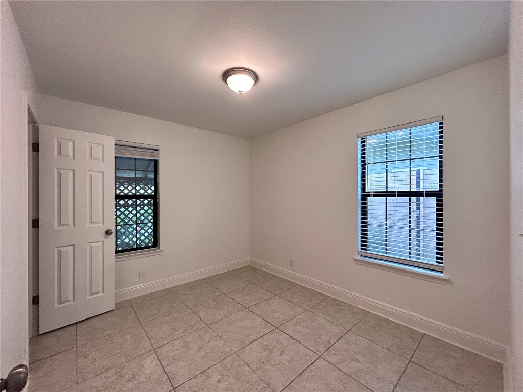 6200 Palm Circle Austin, TX 78741 - Photo 16 of 18 an empty room with windows