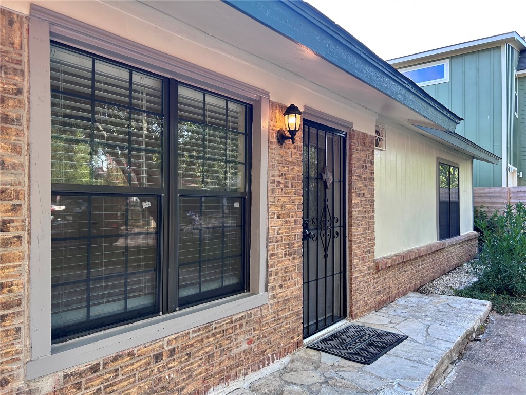 6200 Palm Circle Austin, TX 78741 - Photo 2 of 18