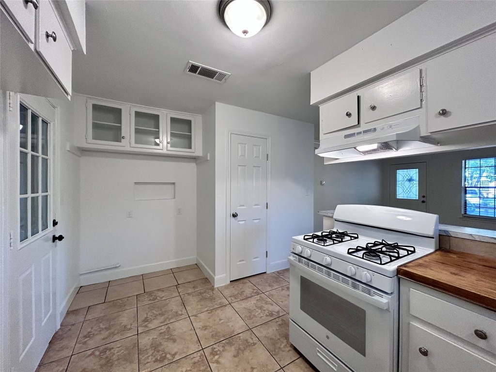 6200 Palm Circle Austin, TX 78741 - Photo 7 of 18 a kitchen with stainless steel appliances granite countertop a stove and a refrigerator