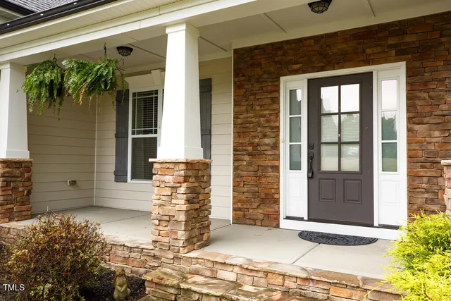 a view of a yard in front of house