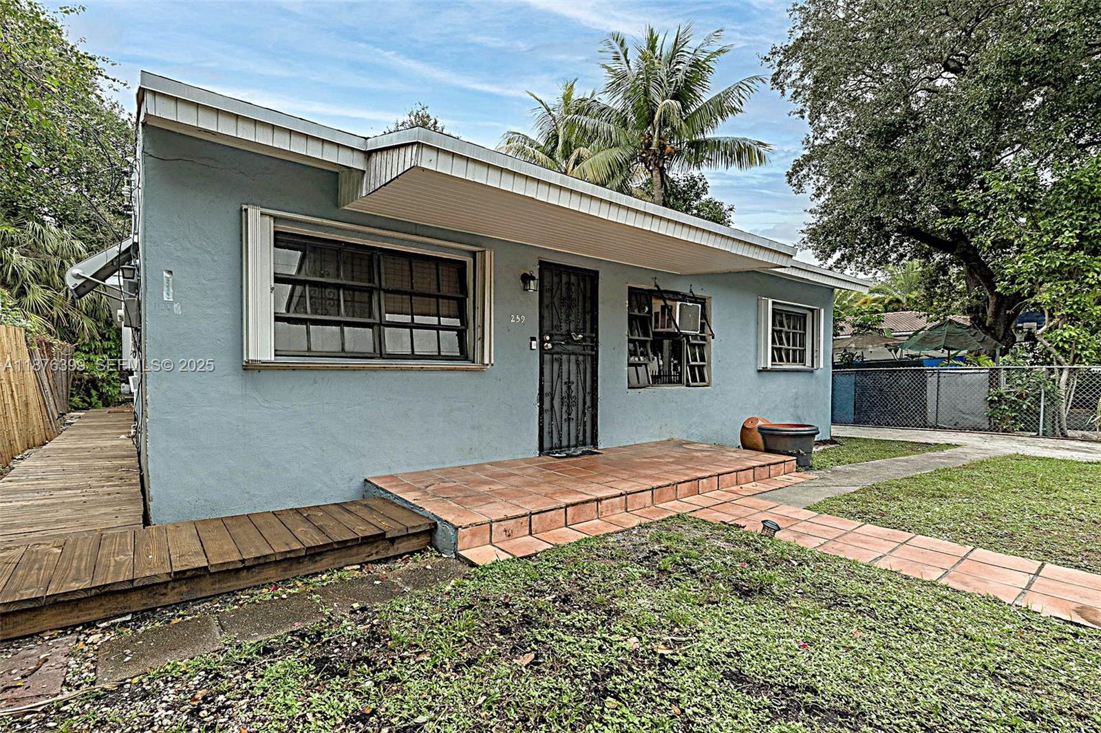 a view of a house with backyard and sitting area