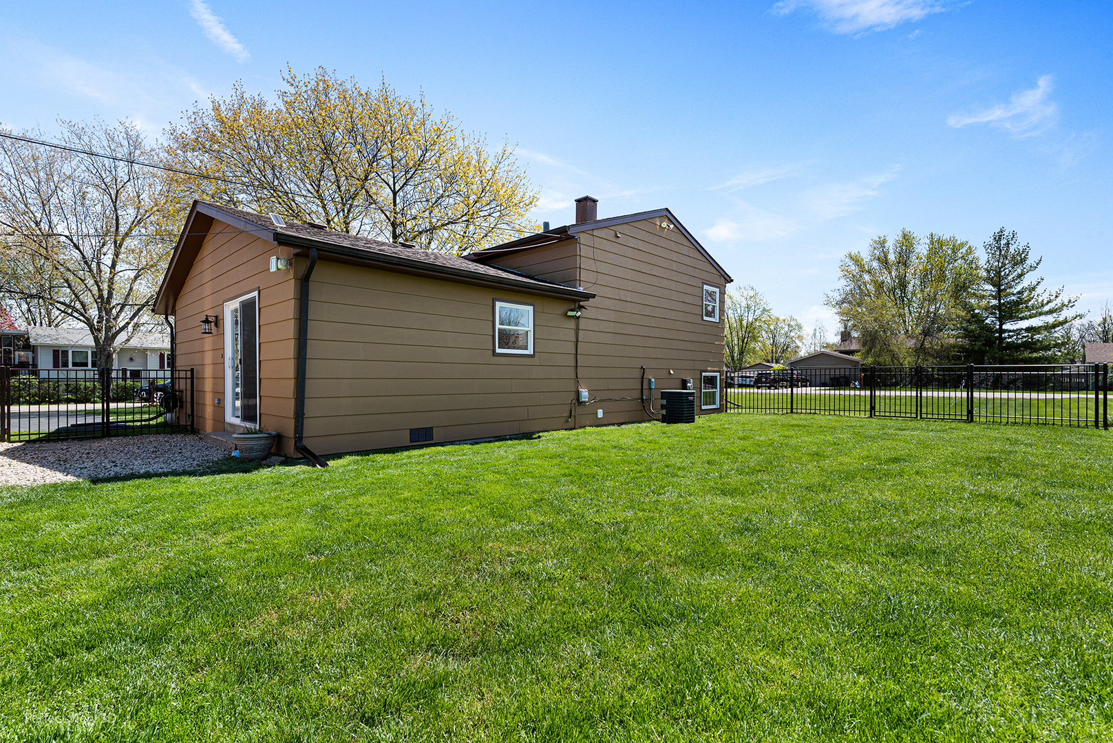 100 White Oak Drive Lindenhurst, IL 60046 - Photo 18 of 22 a backyard of a house with lots of green space
