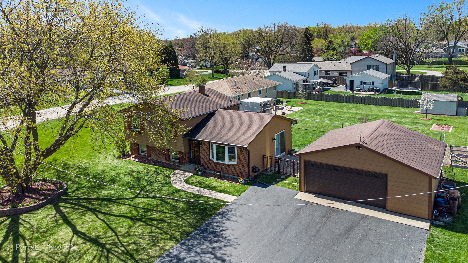 100 White Oak Drive Lindenhurst, IL 60046 - Photo 19 of 22 an aerial view of a house with a garden