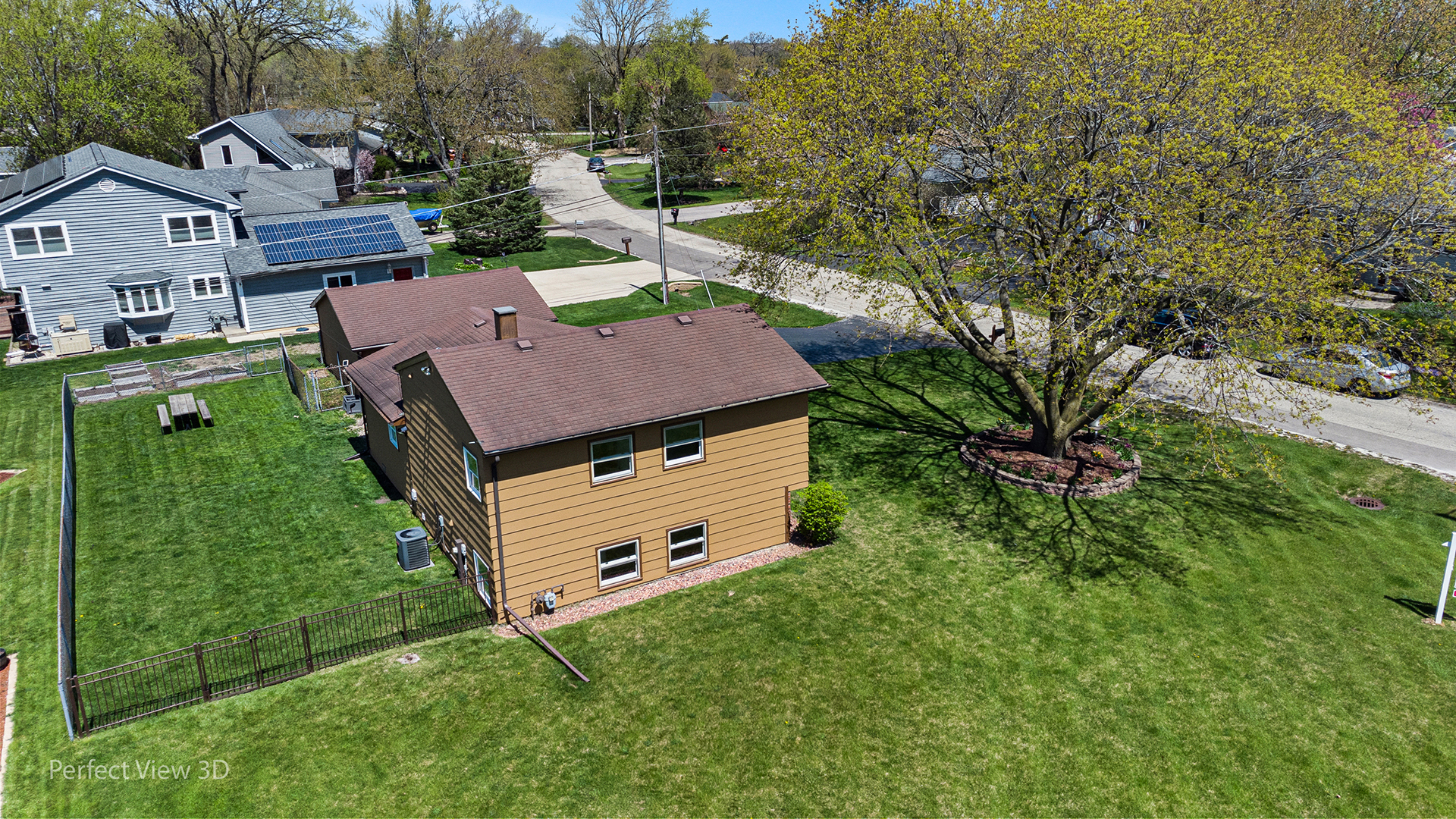 100 White Oak Drive Lindenhurst, IL 60046 - Photo 21 of 22 a aerial view of a house