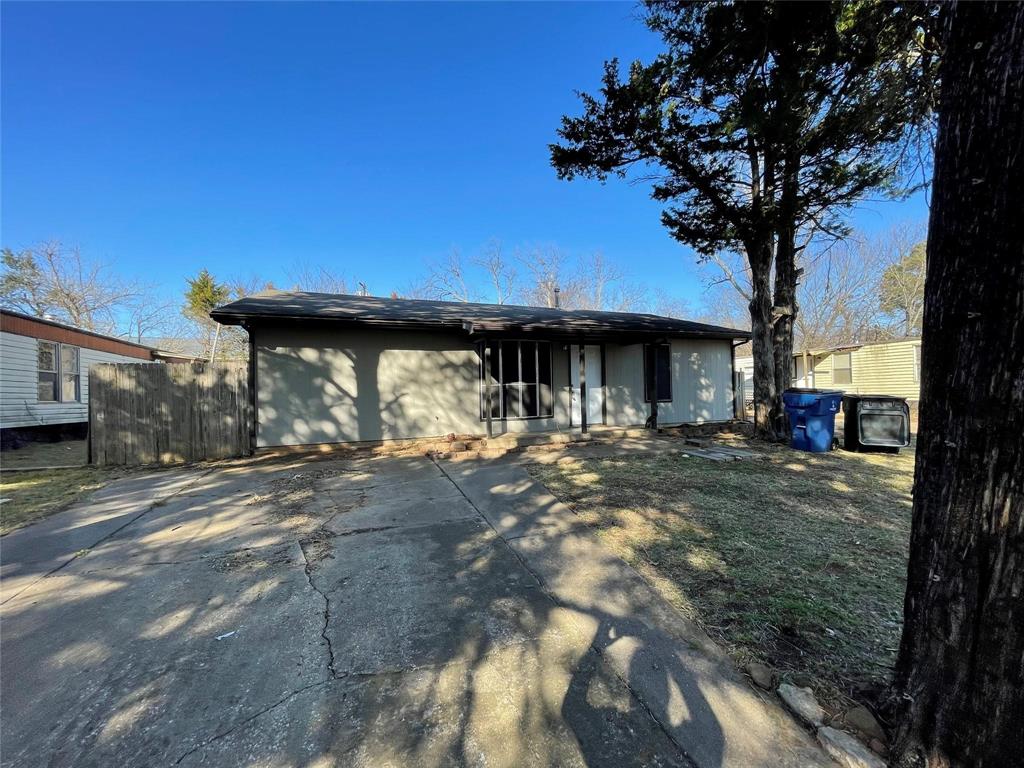 117 East Prospect Street Denison, TX 75021 - Photo 3 of 13 a front view of a house with garden