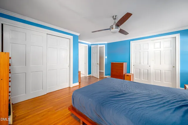 a sign that is sitting in front of a white house