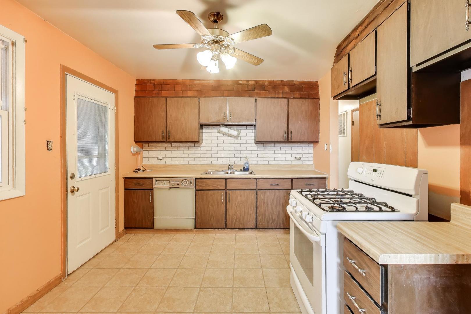 17022 Magnolia Drive Hazel Crest, IL 60429 - Photo 8 of 35