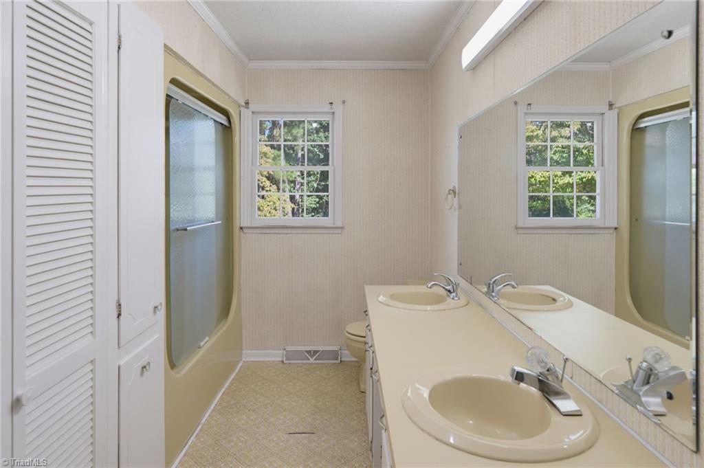 113 Dexter Street Kannapolis, NC 28081 - Photo 19 of 25 Bathroom 2 and Laundry closet