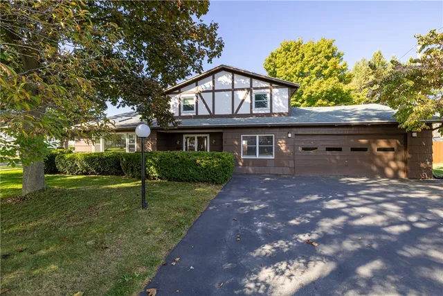 $260,000 | 8 Flagstaff Drive, Irondequoit, NY 14622