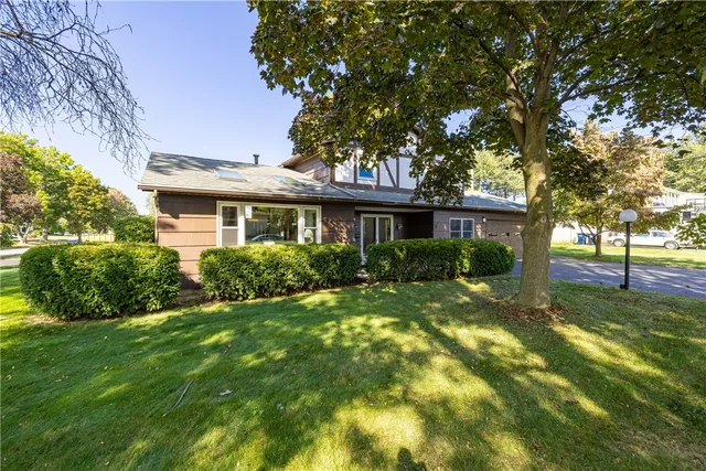 $260,000 | 8 Flagstaff Drive, Irondequoit, NY 14622