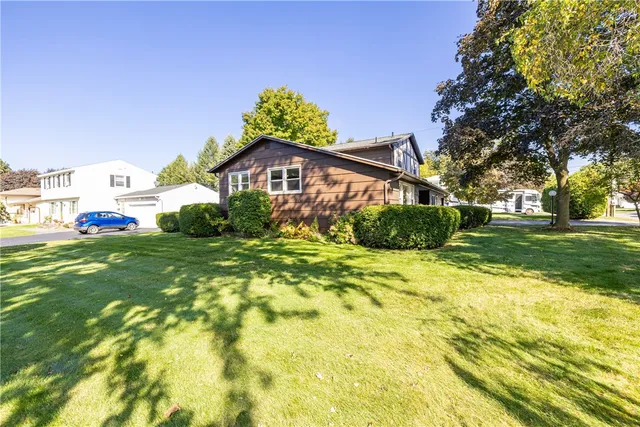 $260,000 | 8 Flagstaff Drive, Irondequoit, NY 14622