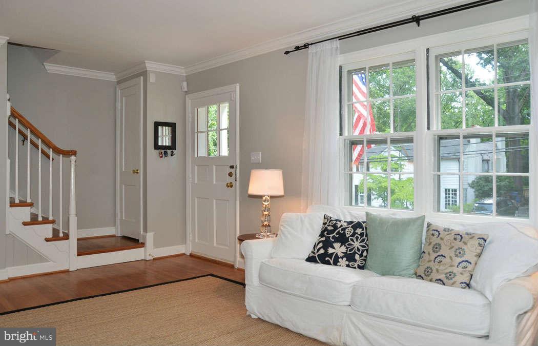 5706 Gloster Road Bethesda, MD 20816 - Photo 10 of 30 Living Room