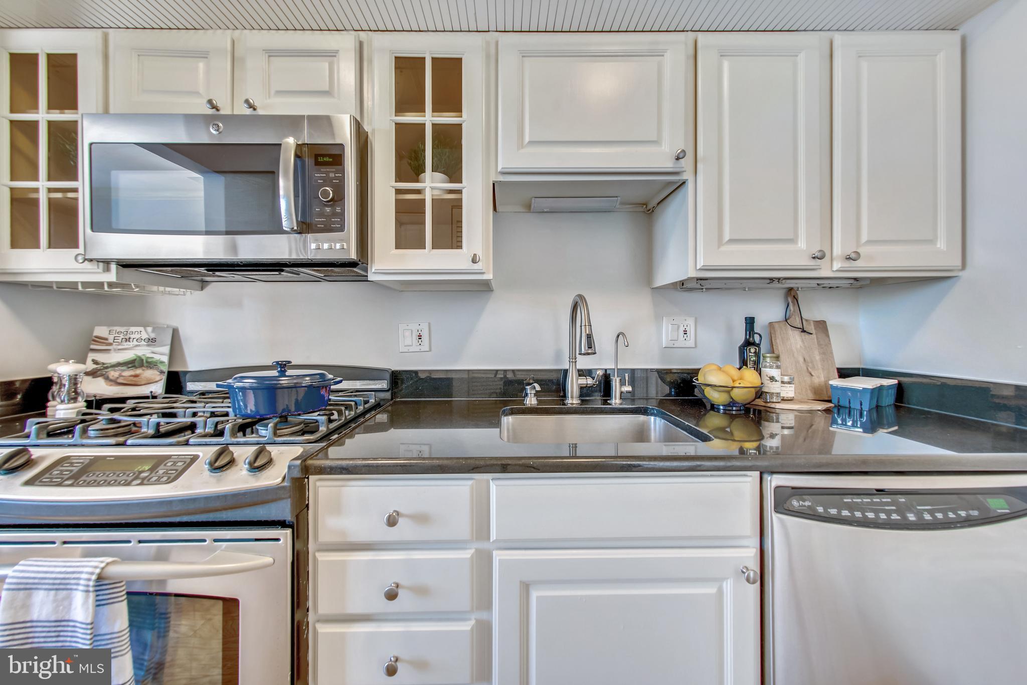 2406 19th Street Northwest, Unit 63 Washington, DC 20009 - Photo 14 of 34 Smart white cabinets