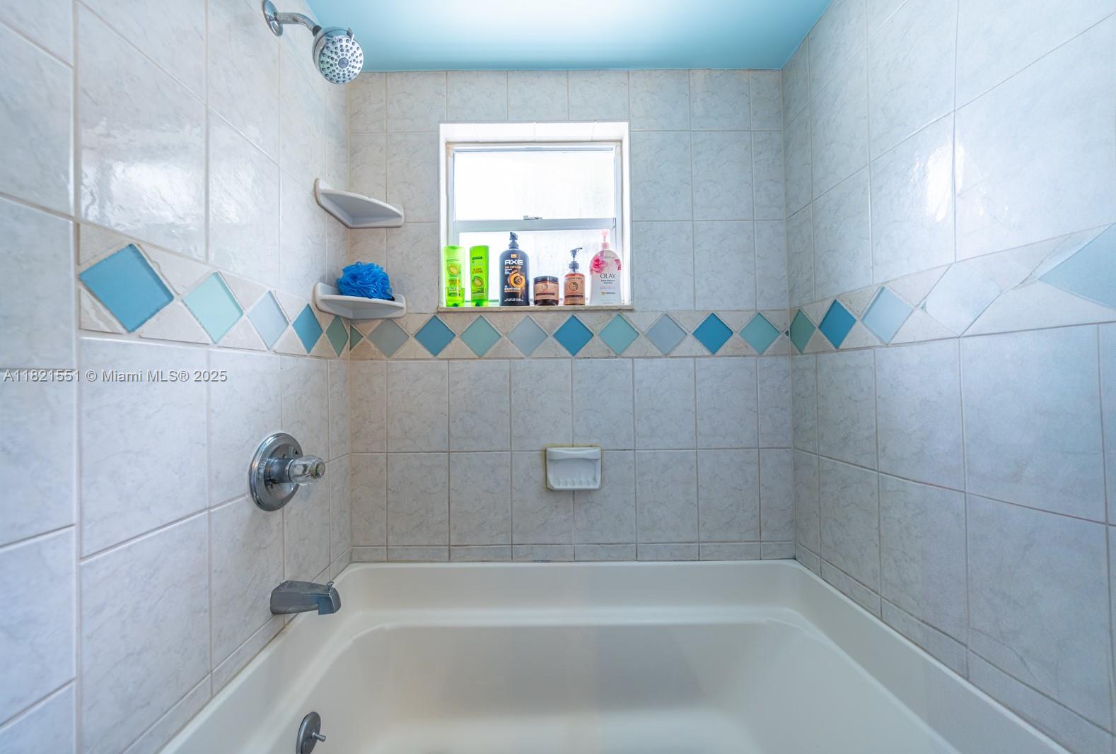780 95th Street Marathon, FL 33050 - Photo 25 of 31 a bathroom with a bathtub