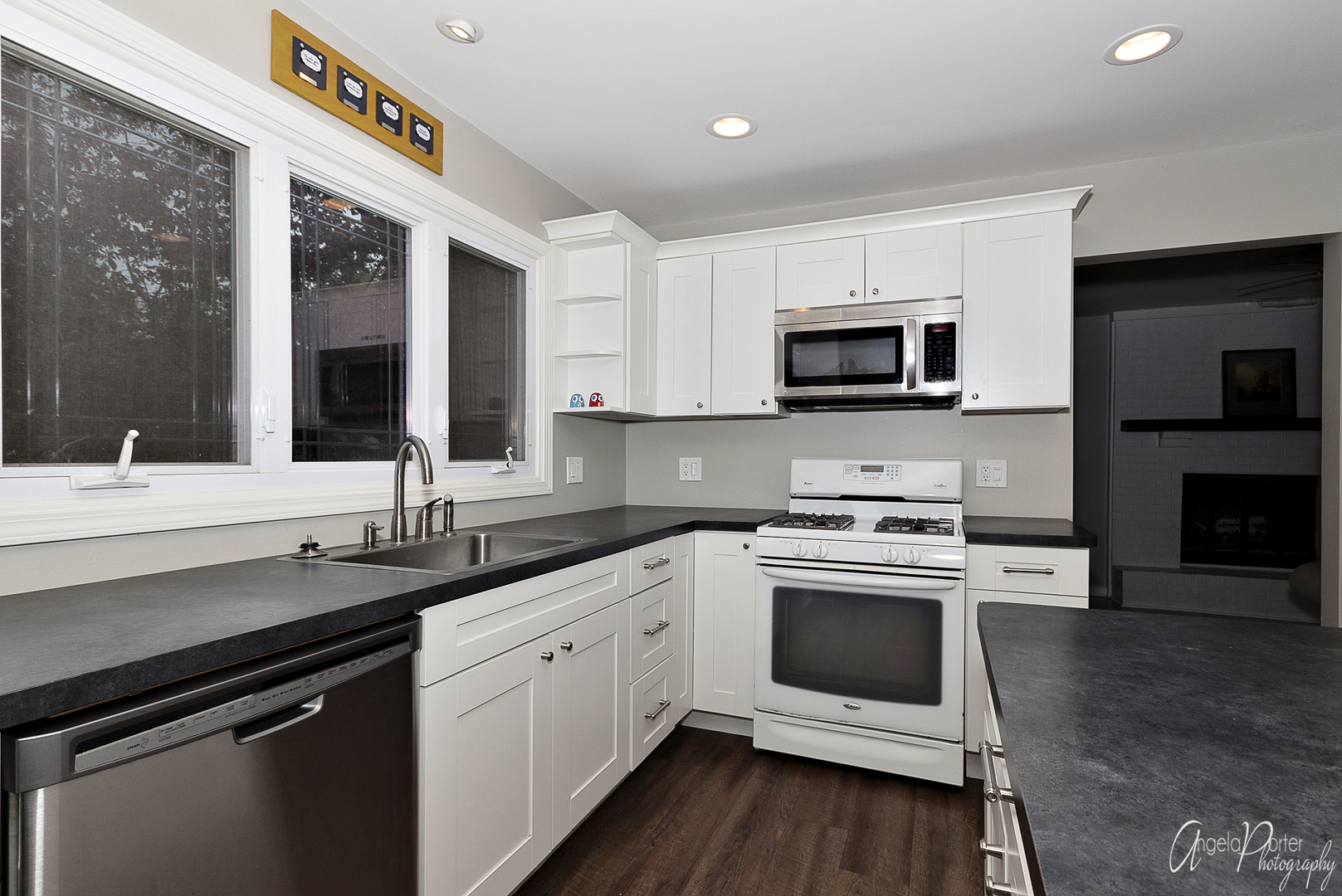 13 Johnathan Road Lake Zurich, IL 60047 - Photo 8 of 27 a kitchen with a sink stove and microwave