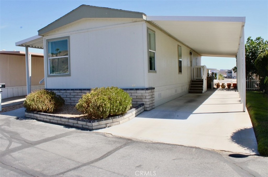 999 South Santa Fe Avenue, Unit 17 San Jacinto, CA 92583 - Photo 2 of 7 a front view of a house