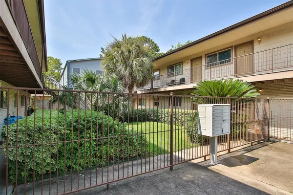 $1,245 | 1307 Welch Street, Unit 4, Houston, TX 77006