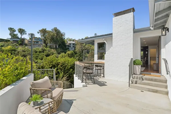 $2,495,000 | 991 Meadowlark Drive, Laguna Beach, CA 92651