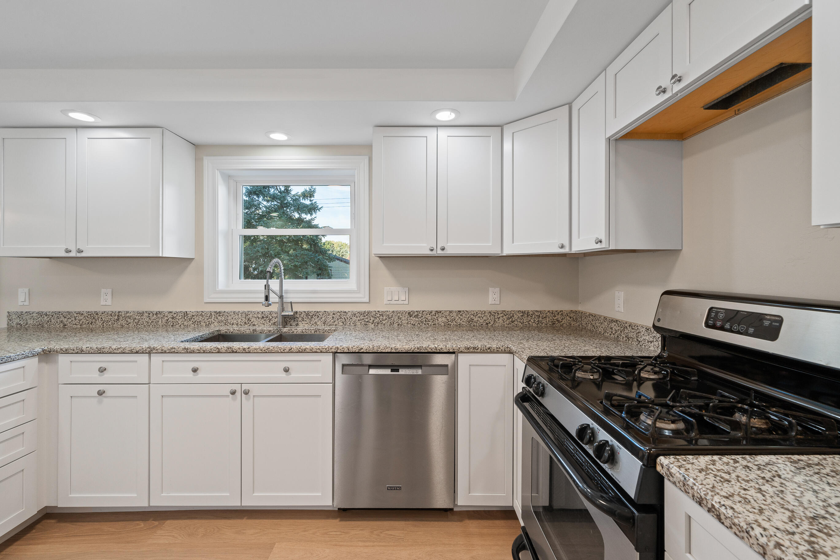 1018 Bonnie Brae Lane Lake Geneva, WI 53147 - Photo 13 of 64 Kitchen