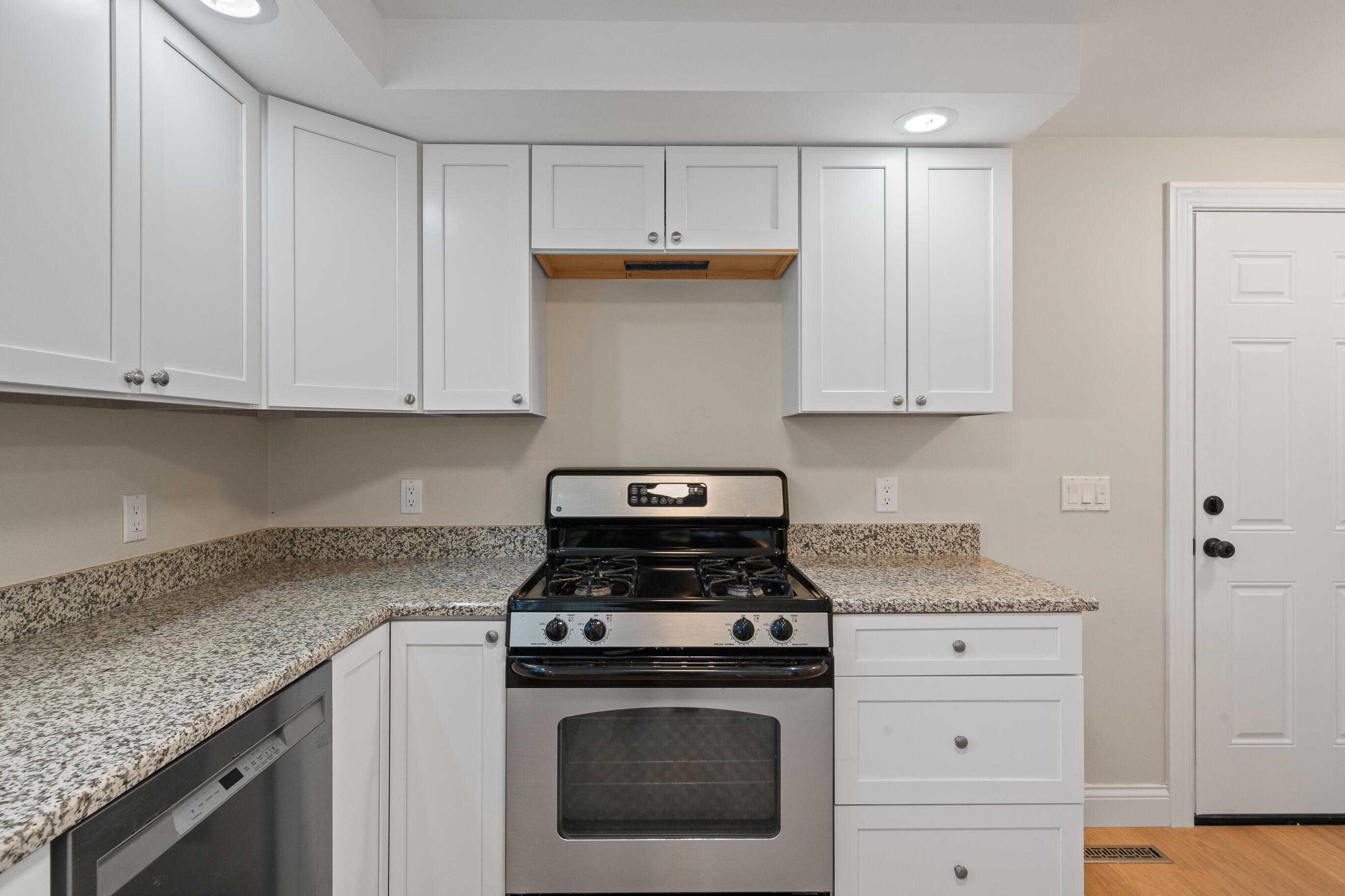 1018 Bonnie Brae Lane Lake Geneva, WI 53147 - Photo 14 of 64 Kitchen