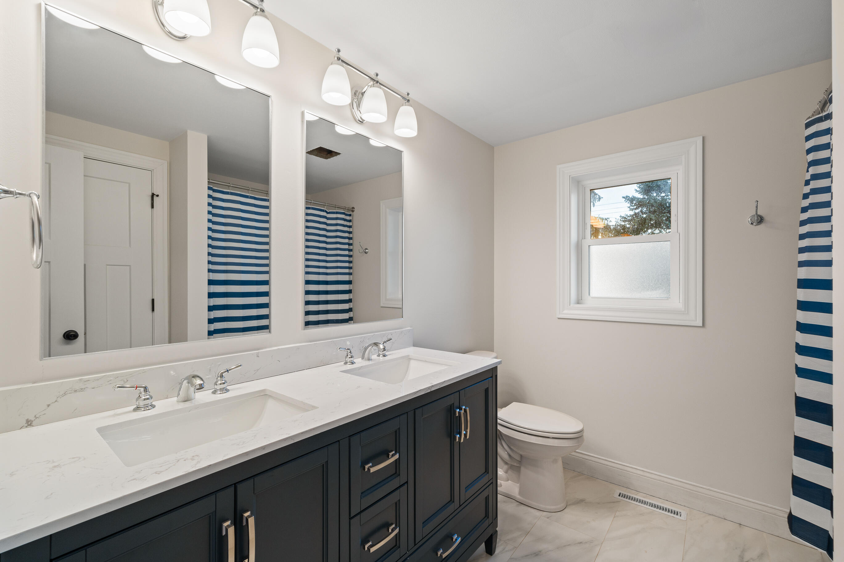 1018 Bonnie Brae Lane Lake Geneva, WI 53147 - Photo 15 of 64 Full bathroom