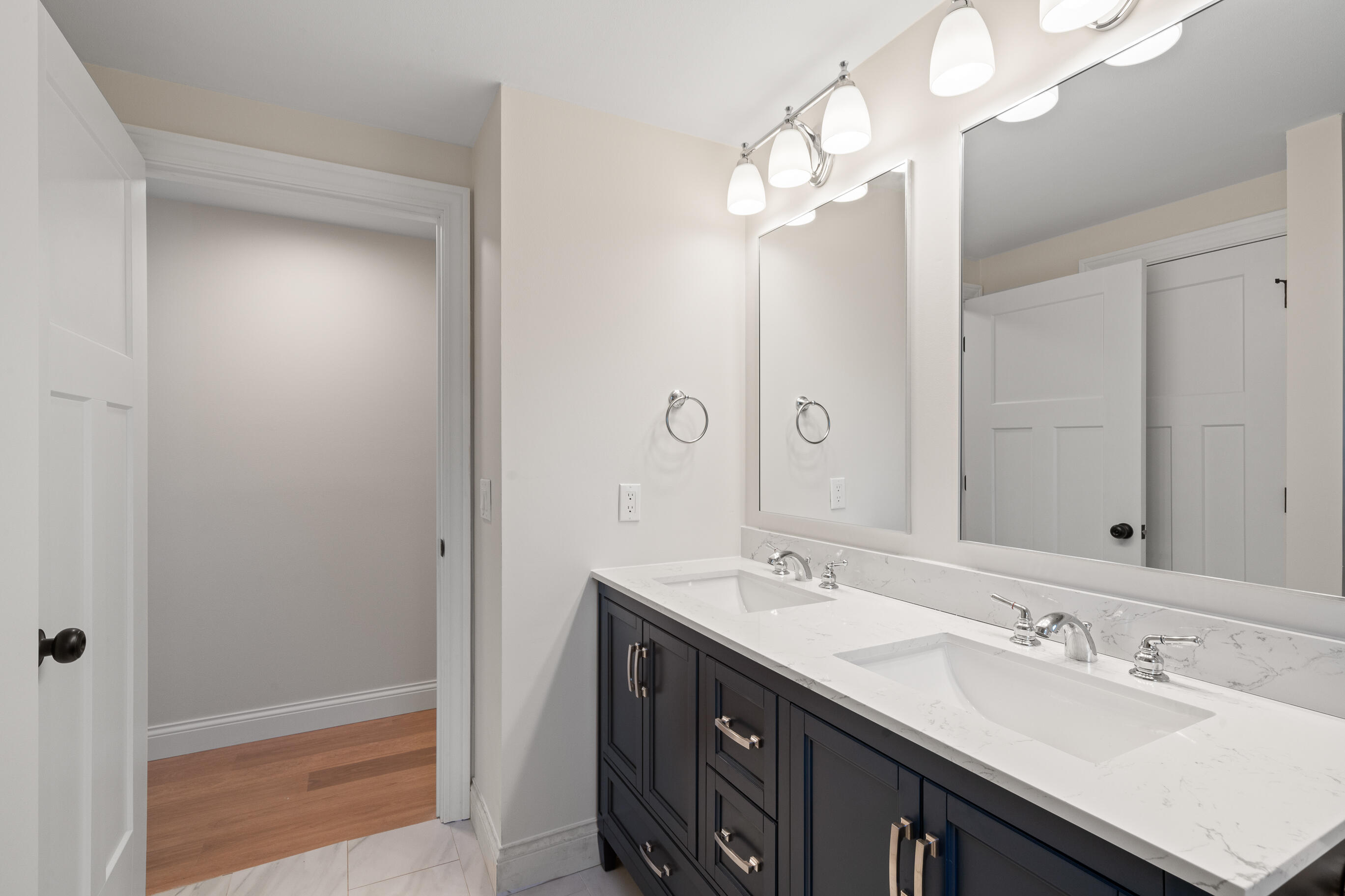 1018 Bonnie Brae Lane Lake Geneva, WI 53147 - Photo 16 of 64 Full Bathroom