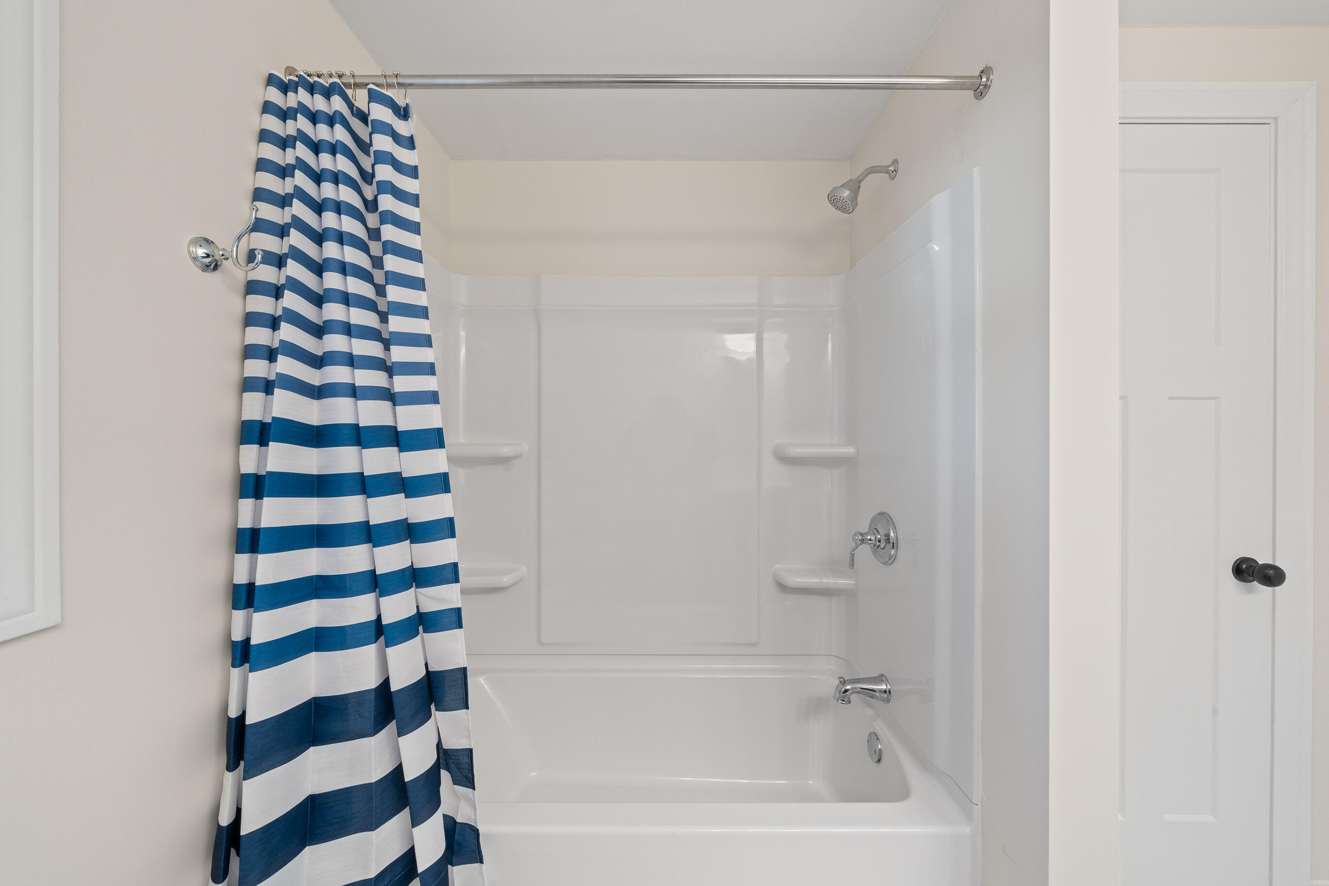 1018 Bonnie Brae Lane Lake Geneva, WI 53147 - Photo 18 of 64 Full bathroom