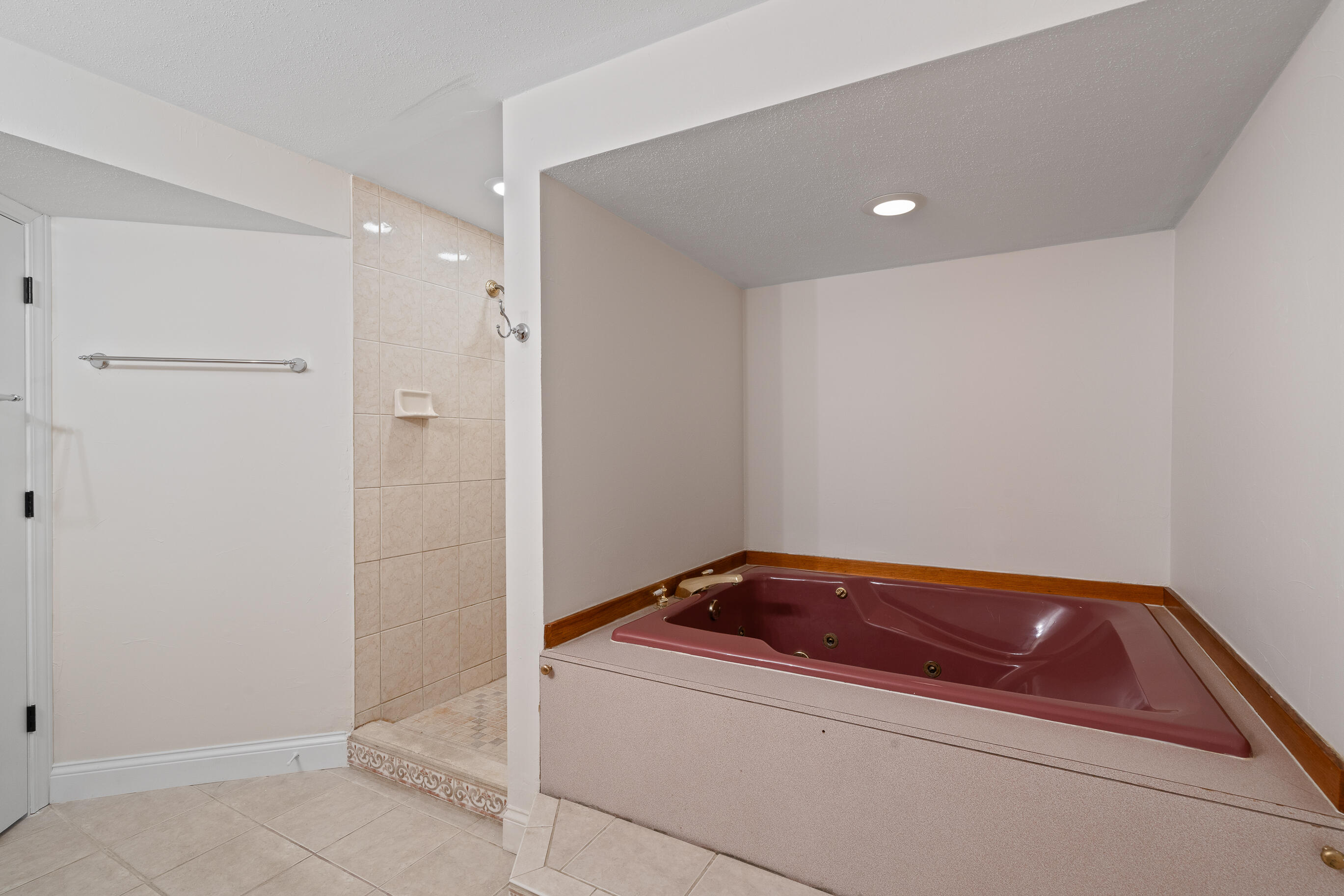 1018 Bonnie Brae Lane Lake Geneva, WI 53147 - Photo 39 of 64 Full bath with Shower and tub