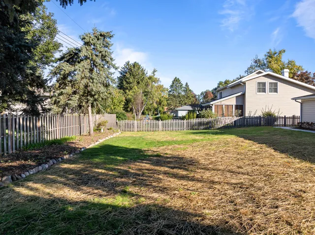 $3,000 | 1018 Bonnie Brae Lane, Lake Geneva, WI 53147