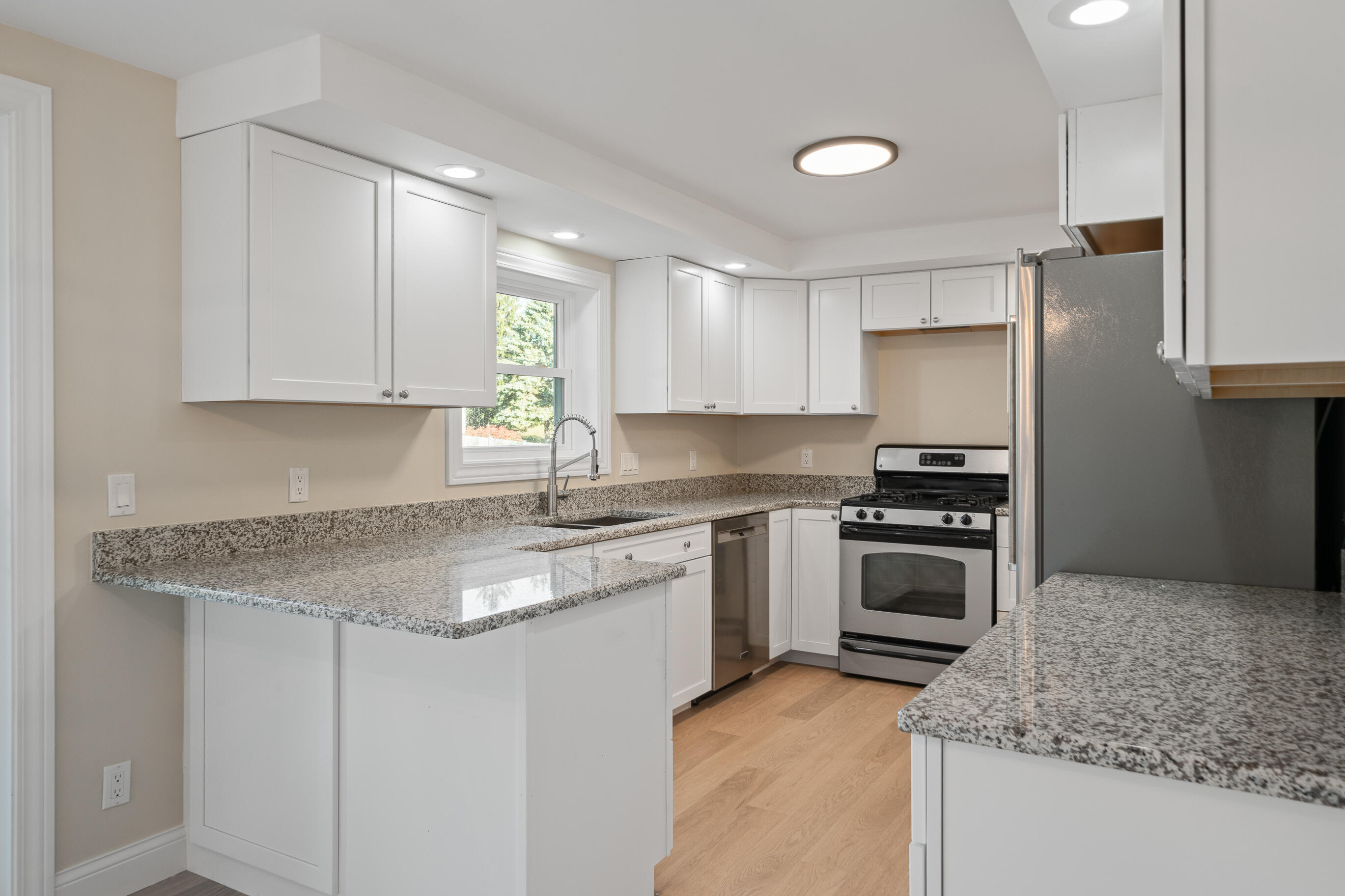 1018 Bonnie Brae Lane Lake Geneva, WI 53147 - Photo 9 of 64 Kitchen