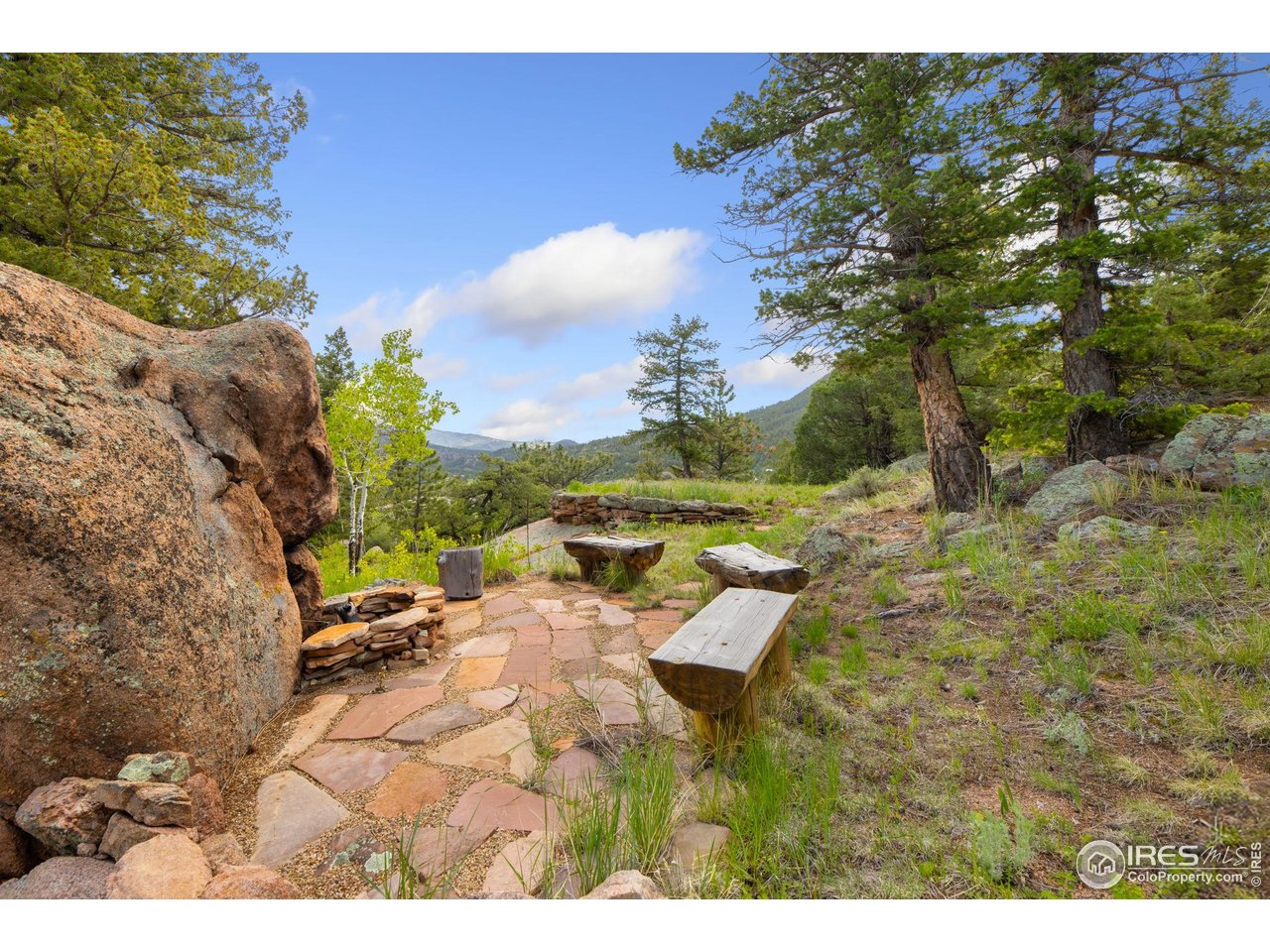 95 Choctaw Road Lyons, CO 80540 - Photo 36 of 40 a backyard of a house with table and chairs