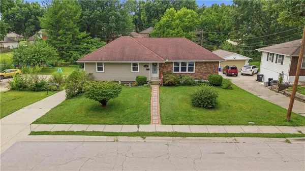 $299,900 | 17907 East Redwood Drive, Independence, MO 64056