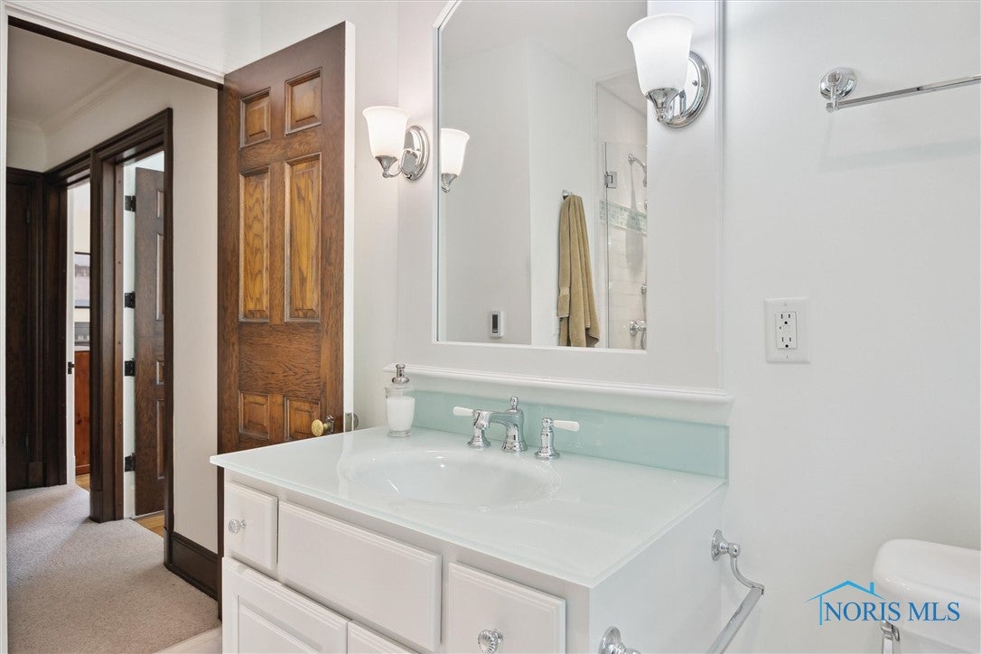 3534 Edgevale Road Toledo, OH 43606 - Photo 28 of 43 Upper Full Bathroom