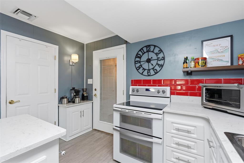 155 6th Street Northeast Largo, FL 33770 - Photo 8 of 32