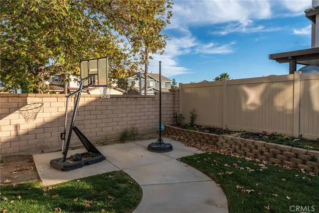 a backyard of apartments with lots of green space